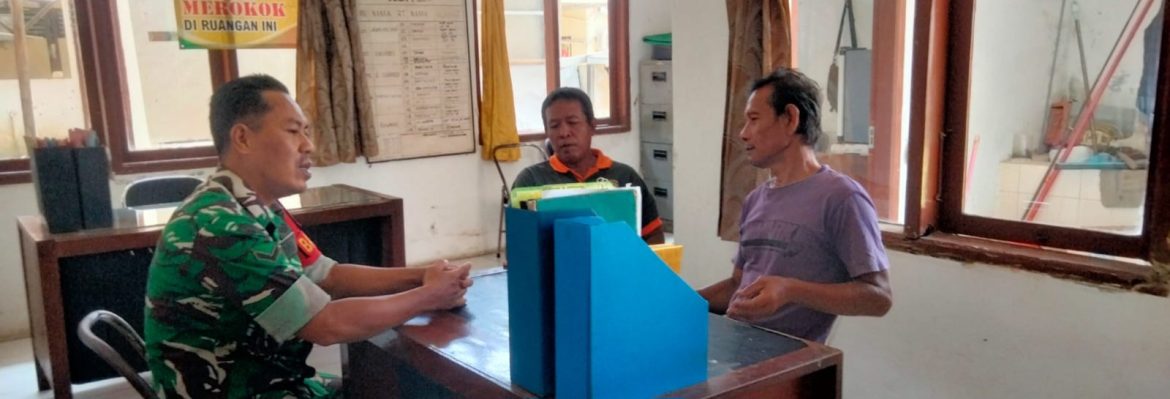 Anggota Koramil 1601 Indramayu Komsos Bersama Pegawai Kelurahan Karang Malang