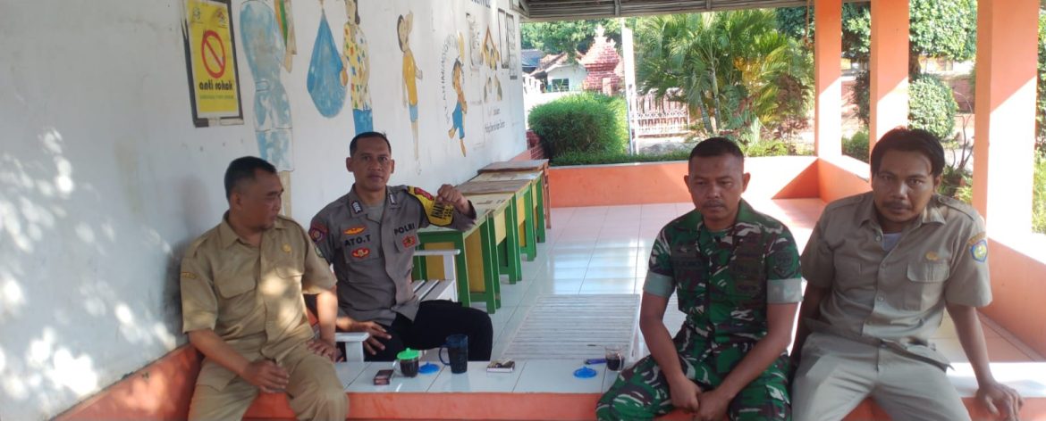 Babinsa Koramil 1603 Lohbener Komsos Bersama Bhabinkamtibmas dan Pamong Desa Pamayahan