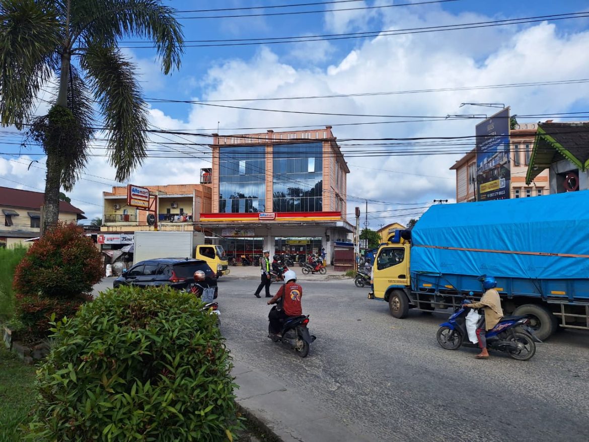 Personel Pos Pam Tugu Jam Polres Sintang Laksanakan Pengaturan Lalu Lintas Operasi Ketupat Kapuas 2026