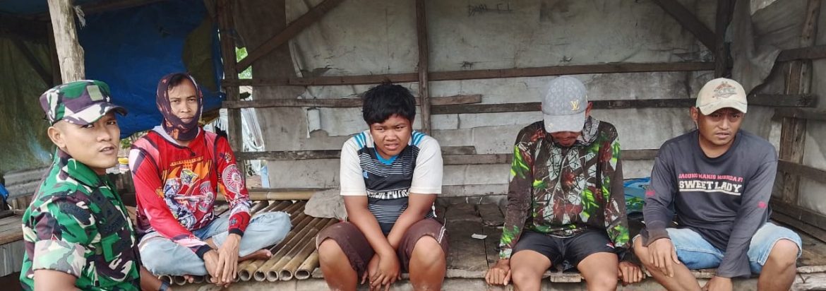 Babinsa Koramil 1605 Sukagumiwang Gelar Komsos Bersama Warga Desa Tegal Wirangrong