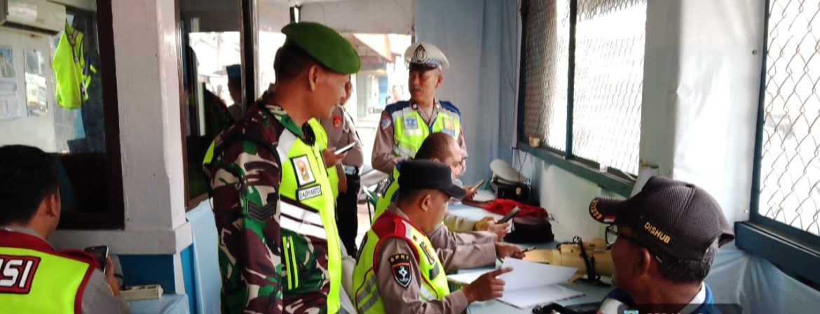 Personel Koramil 1608/Karangampel Laksanakan Pengamanan Operasi Ketupat Lodaya 2026 di Pertigaan Lampu Merah Karangampel