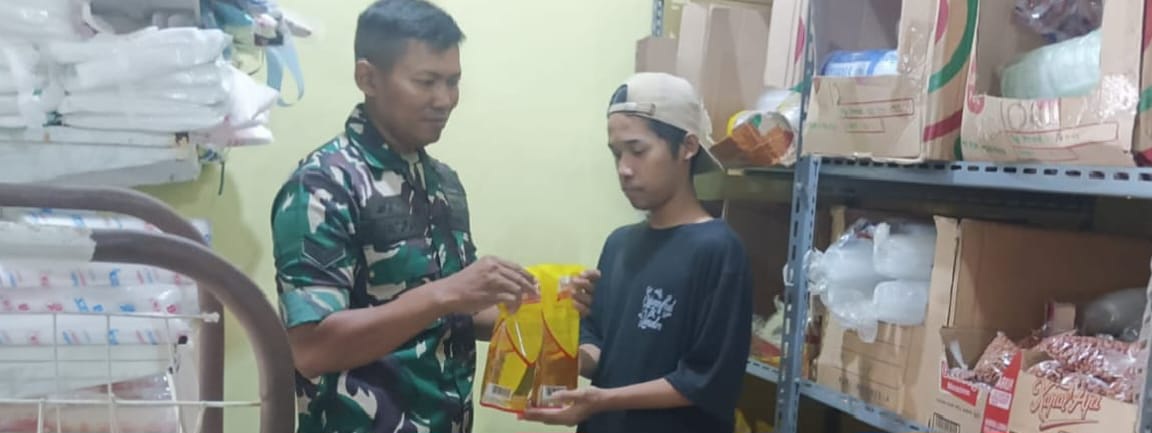 Babinsa Koramil 1603/Lohbener Laksanakan Pemantauan Harga Sembako di Desa Lohbener