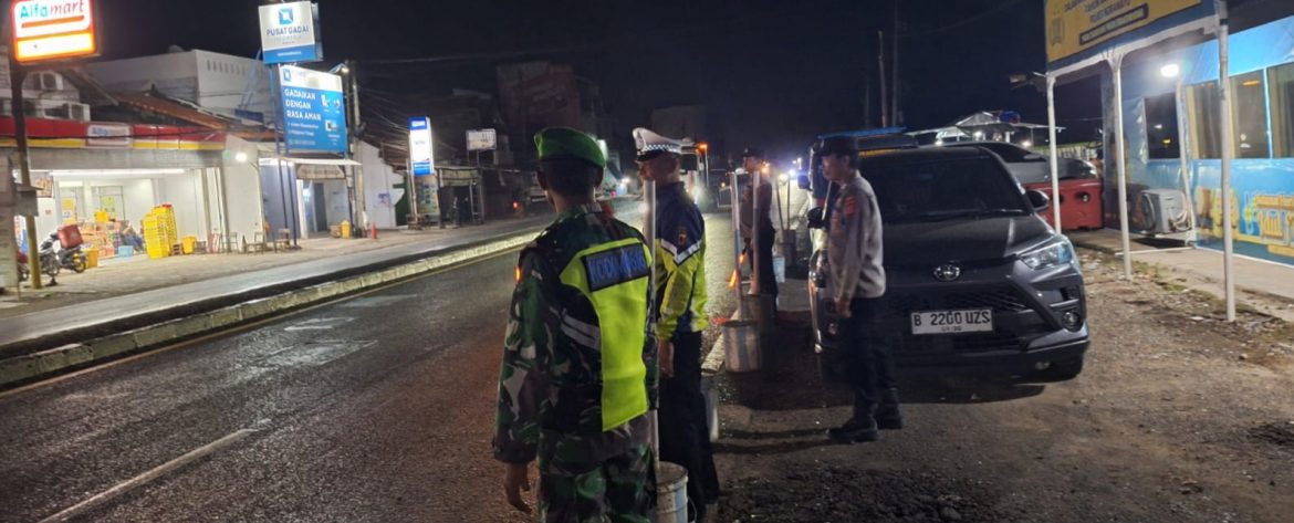 Personel Koramil 1605 Sukagumiwang Ikuti Apel Malam Pos Pengamanan Operasi Ketupat Lodaya 2026 di Pos Pam Pasar Tulungagung