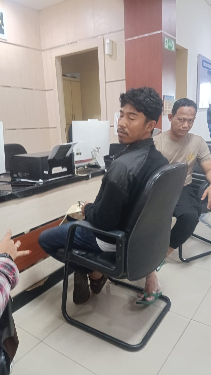Diduga Tidak Terima Ditagih Uang Paket Cod Kurir J&T Dianiaya Oknum Polisi Berpangkat Kompol