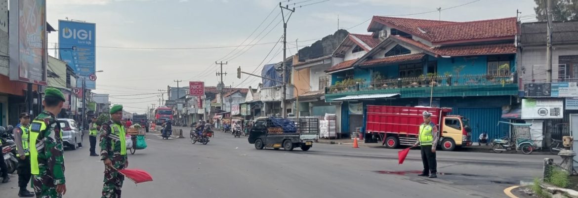 Personel Koramil 1608/Karangampel Laksanakan Pengamanan Operasi Ketupat Lodaya 2026 di Pertigaan Lampu Merah Karangampel