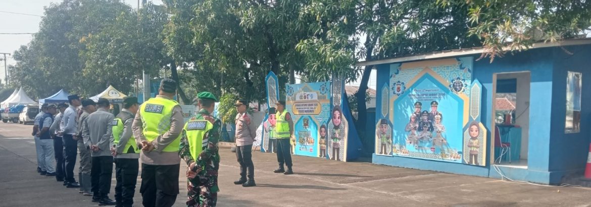 Anggota Koramil 1611/Losarang Laksanakan Apel Operasi Ketupat Lodaya 2026 di Pos Terpadu Timbangan Losarang