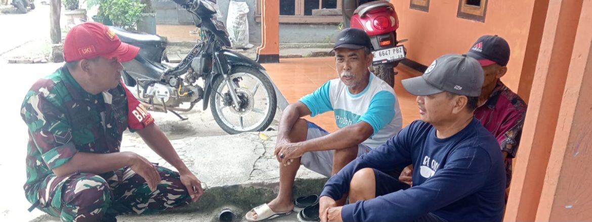 Babinsa Koramil 1608 Karangampel Laksanakan Komsos Bersama Warga Desa Dukuh Jeruk