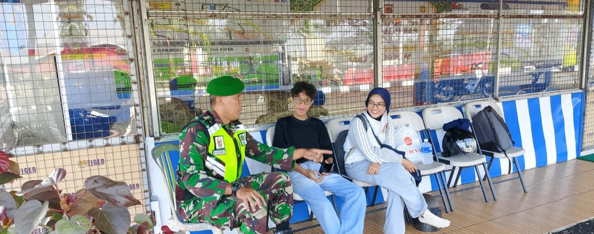 Babinsa Koramil 1603/Lohbener Komsos Bersama Mahasiswa Polindra di Pos Lingkar Lohbener