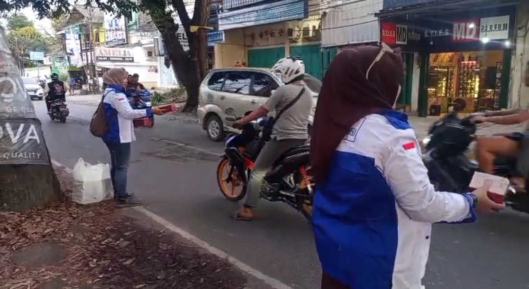 YSKLI Sumsel Berbagi Takjil di Jalan Musi Raya, Wujud Kepedulian di Bulan Ramadan