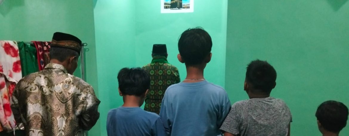Anggota Koramil 1609/Juntinyuat Laksanakan Sholat Isya dan Tarawih Berjamaah di Mushola Nurrohman