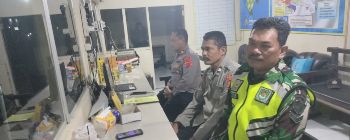 Personel Koramil 1605 Sukagumiwang Laksanakan Pengamanan di Pos Pam Pasar Tulungagung dalam Operasi Ketupat Lodaya 2026