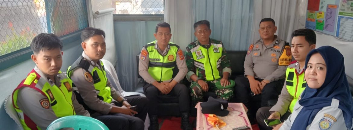 Personel Koramil 1608/Karangampel Laksanakan Pengamanan Operasi Ketupat Lodaya 2026 di Pos Pam Pertigaan Lampu Merah Karangampel