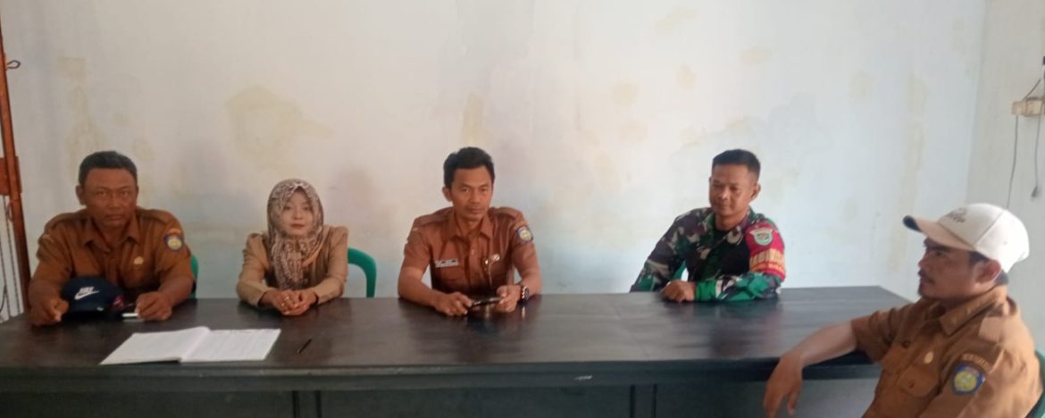 Babinsa Koramil 1608/Karangampel Laksanakan Komsos Bersama Perangkat Desa Tanjungsari
