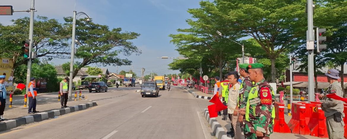 Personel Koramil 1603/Lohbener Laksanakan Pengamanan Arus Mudik Lebaran di Pos Lingkar Lohbener