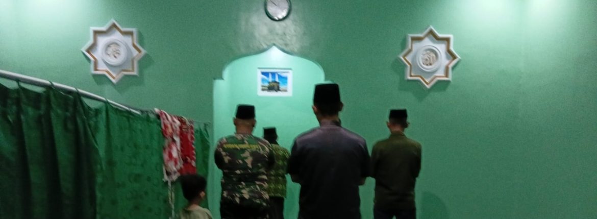 Personel Koramil 1609 Juntinyuat Laksanakan Sholat Isya dan Tarawih Berjamaah Bersama Masyarakat