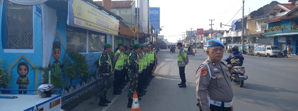 Personel Koramil 1608/Karangampel Laksanakan Pengamanan Operasi Ketupat Lodaya 2026 di Pertigaan Lampu Merah Karangampel
