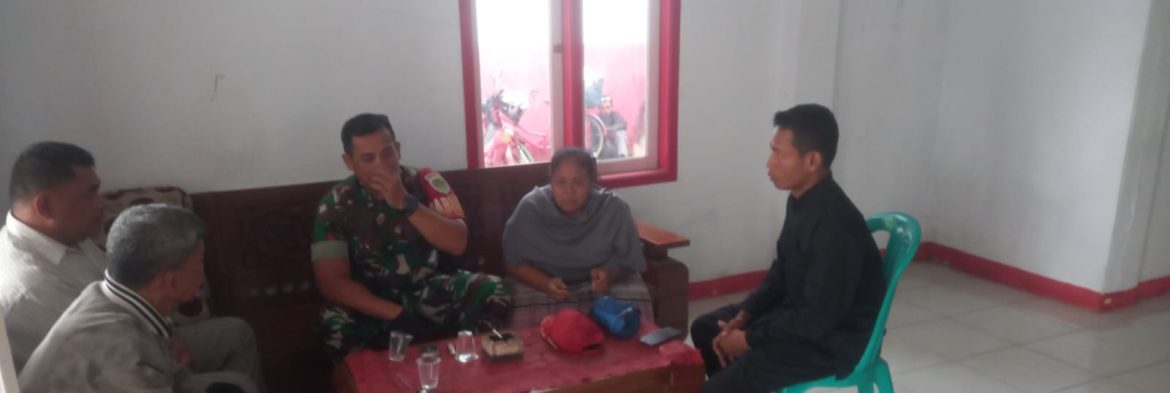 Babinsa Koramil 1608/Karangampel Komsos Bersama Pamong dan Warga Desa Dukuh Tengah