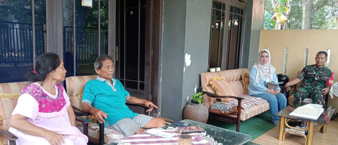 Komsos Anggota Koramil 1601/Indramayu di Desa Pekandangan, Ajak Warga Jaga Kamtibmas dan Kebersihan Lingkungan