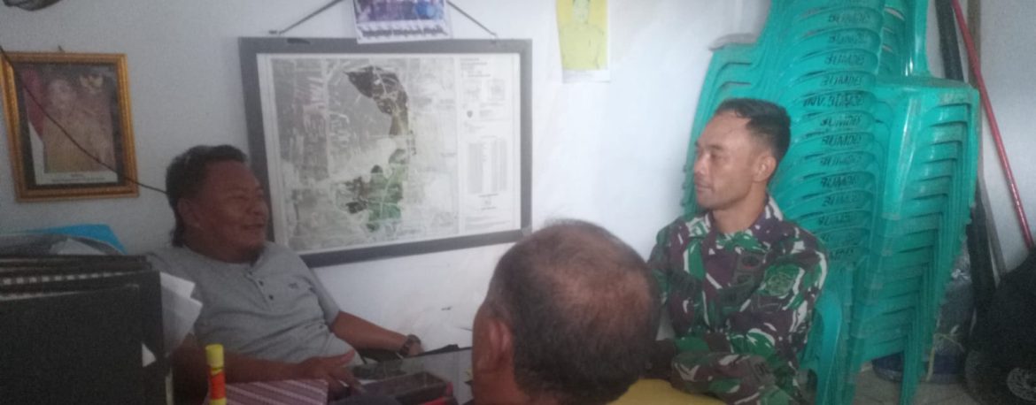 Babinsa Koramil 1603/Lohbener Komsos Bersama Pamong Desa Kiajaran Kulon