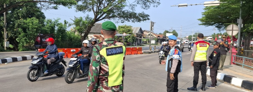 Personel Koramil 1603 Lohbener Laksanakan PAM Arus Mudik Lebaran di Pos Lingkar Lohbener