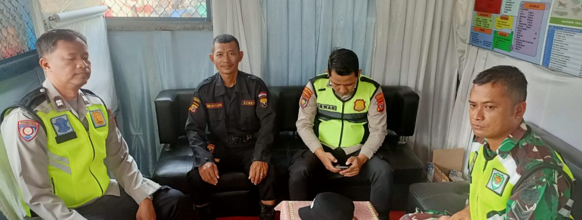 Personel Koramil 1608 Karangampel Laksanakan Pengamanan Operasi Ketupat Lodaya 2026 di Pertigaan Lampu Merah