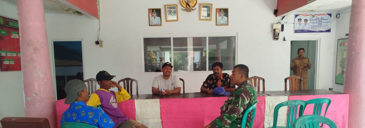 Babinsa Koramil 1610/Krangkeng Komsos Bersama Perangkat Desa Tanjakan, Bahas Pengamanan Malam Takbiran