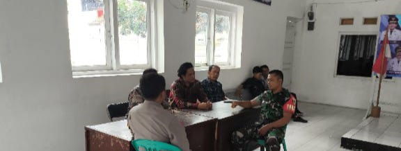 Babinsa Koramil 1608 Karangampel Komsos Bersama Bhabinkamtibmas dan Perangkat Desa, Perkuat Kerukunan Jelang Idul Fitri