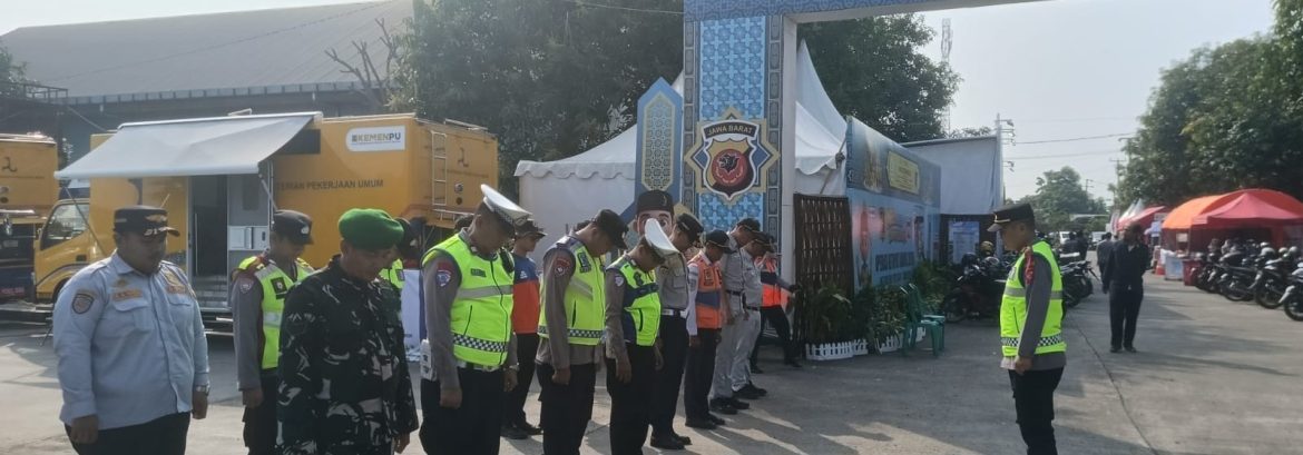 Anggota Koramil 1611/Losarang Ikuti Apel Operasi Ketupat Lodaya 2026 di Pos Terpadu Timbangan