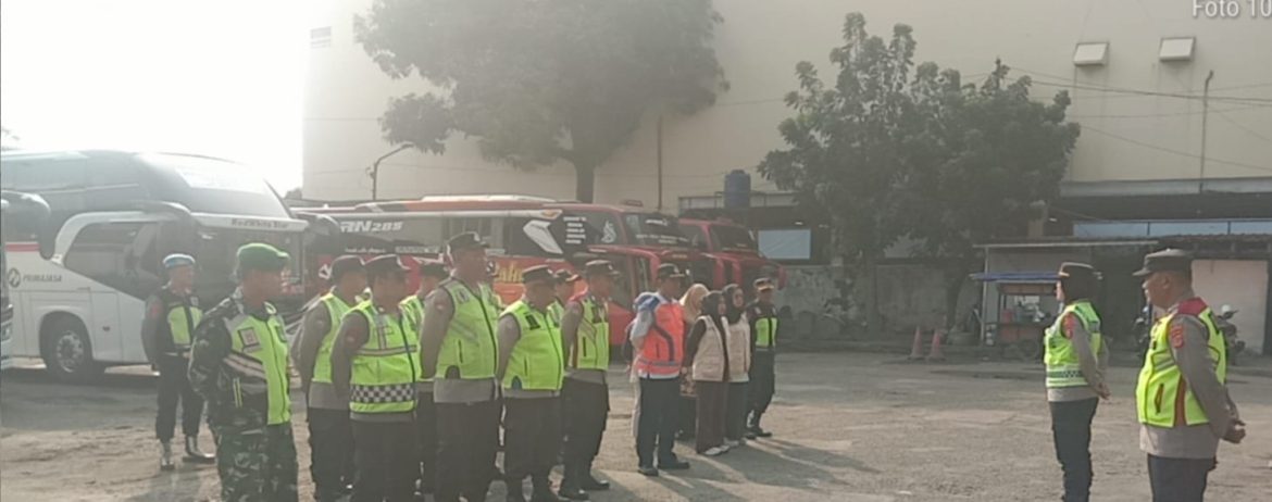 Personel Koramil 1601/Indramayu Laksanakan Pos PAM Idul Fitri 2026 di Terminal Indramayu