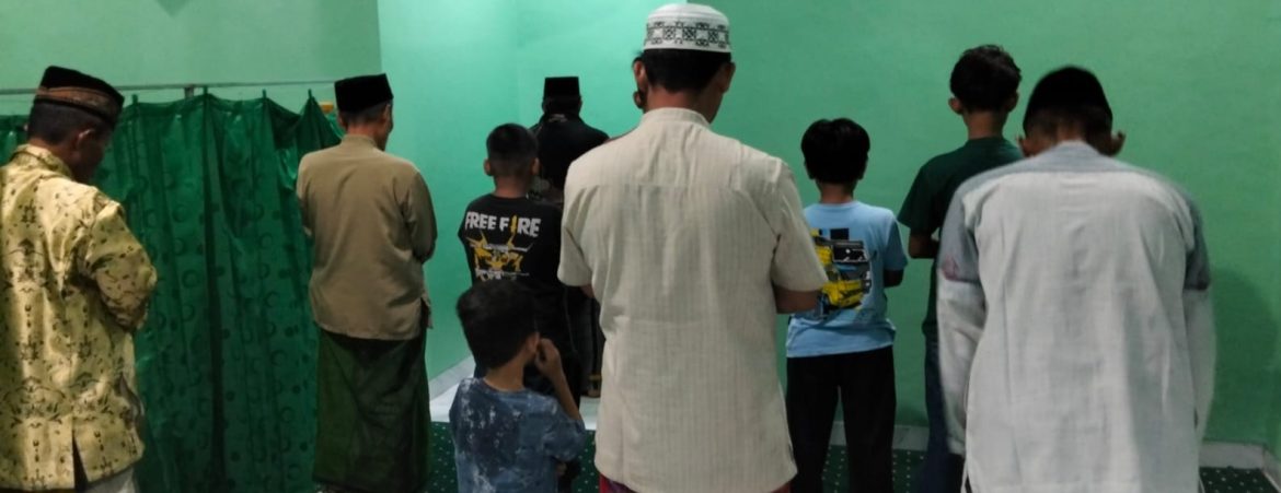 Anggota Koramil 1609 Juntinyuat Sholat Isya dan Tarawih Berjamaah Bersama Warga di Mushola Nurrohman