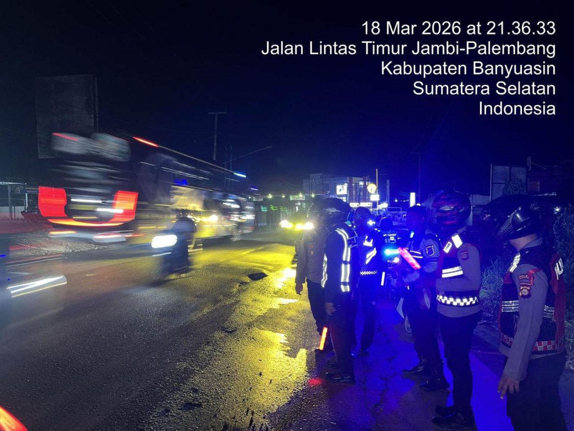 Cegah Kecelakaan, Kabag Ops Polres Banyuasin Pimpin Langsung Pembersihan Tumpahan Solar di SPBU Sedompo Betung