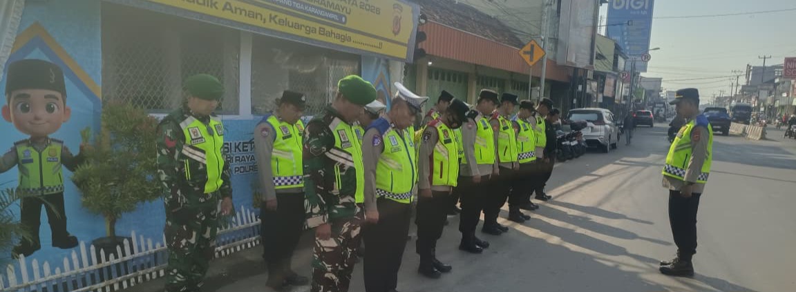 Personel Koramil 1608 Karangampel Perketat Pengamanan di Simpang Lampu Merah, Operasi Ketupat Lodaya 2026 Berjalan Siaga
