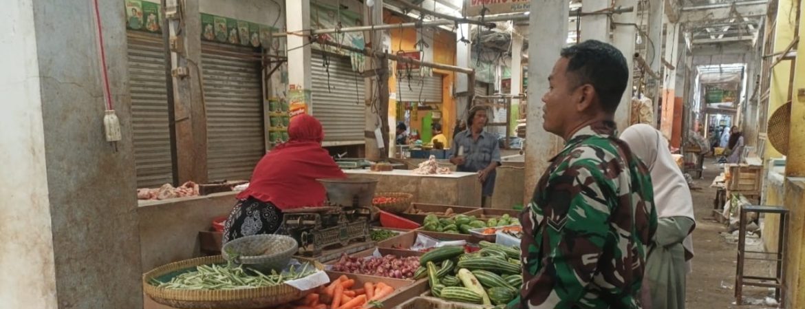 Babinsa Koramil 1605 Sukagumiwang Monitoring Harga Sembako, Pastikan Stabilitas Pasar