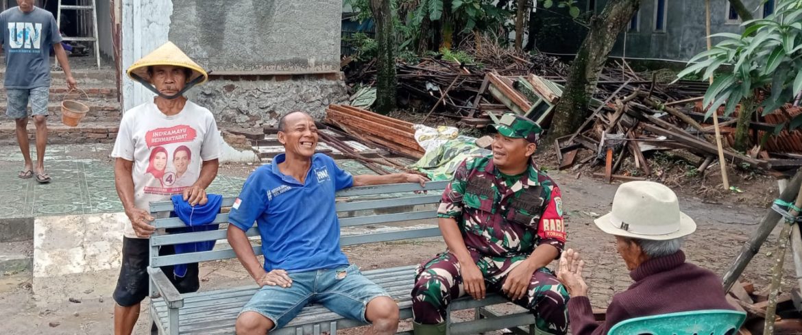 Babinsa Koramil 1608 Karangampel Komsos Bersama Warga, Pererat Silaturahmi dan Jaga Kondusifitas