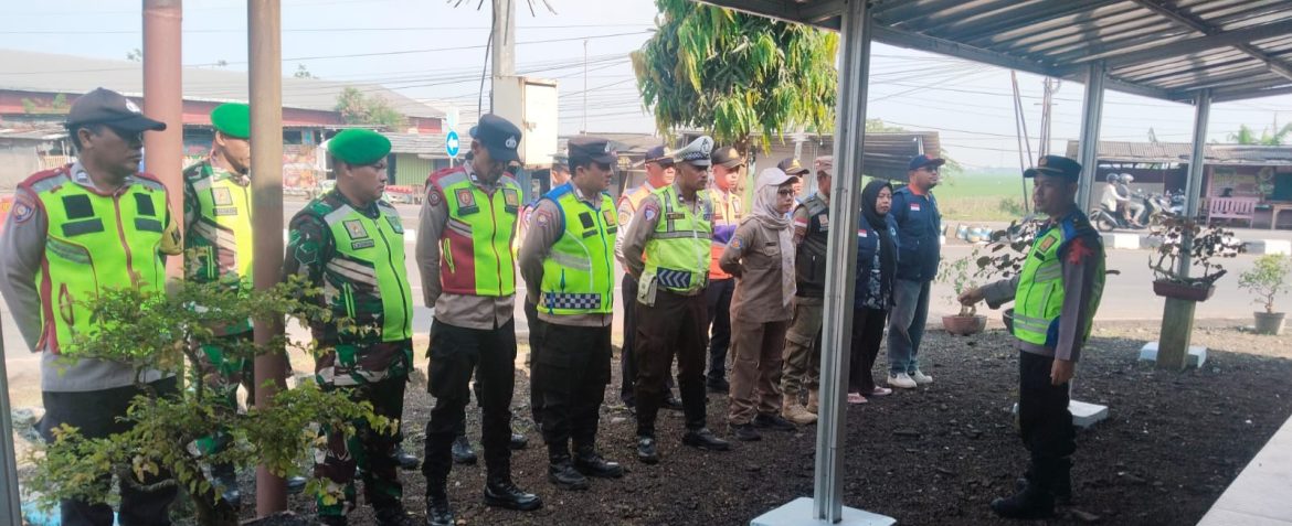 Personel Koramil 1603/Lohbener Siaga PAM Arus Mudik Lebaran di Pos Lingkar Lohbener