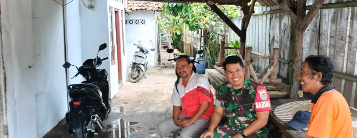 Komsos Babinsa Koramil 1601/Indramayu Bersama Warga Desa Balongan, Pererat Silaturahmi dan Jaga Kamtibmas Jelang Idul Fitri