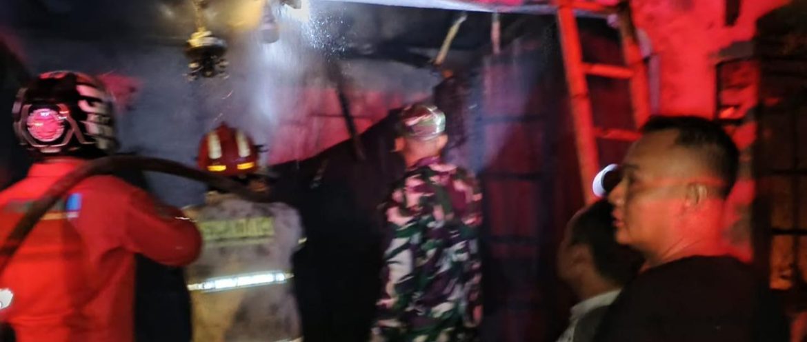 Gercep! Babinsa Koramil 1605/Sukagumiwang Tinjau Kebakaran Rumah Warga di Desa Jengkok
