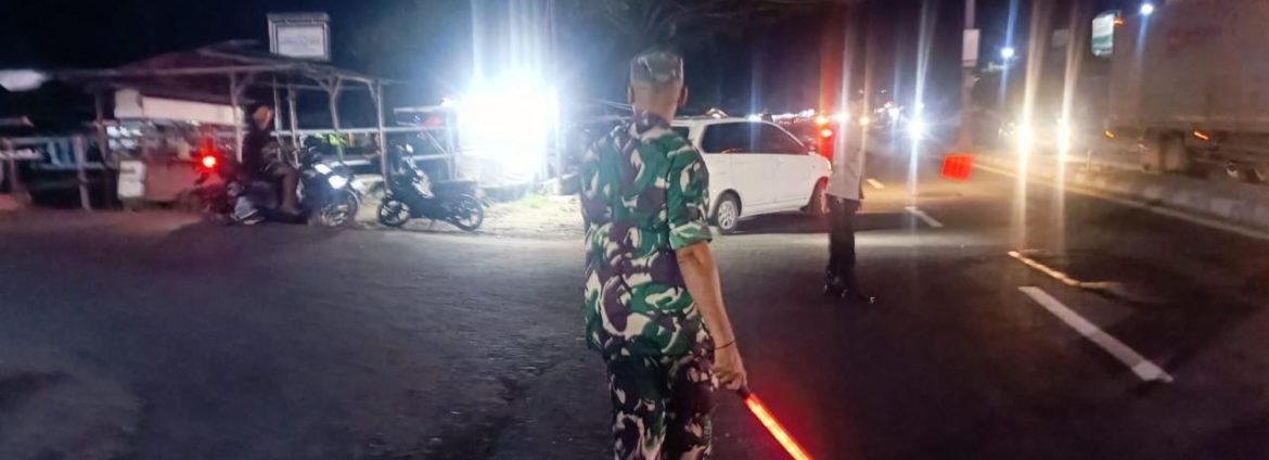 Personel Koramil 1605/Sukagumiwang Siaga di Pos PAM Terpadu, Amankan Arus Mudik Idul Fitri dalam Ops Ketupat Lodaya 2026