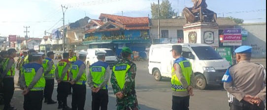 Personel Koramil 1608/Karangampel Laksanakan Pengamanan Operasi Ketupat Lodaya 2026 di Pertigaan Lampu Merah Karangampel