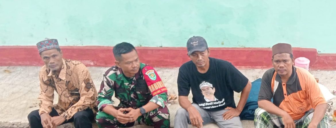 Anggota Koramil 1608/Karangampel Laksanakan Komsos Bersama Perangkat Desa Tanjungsari