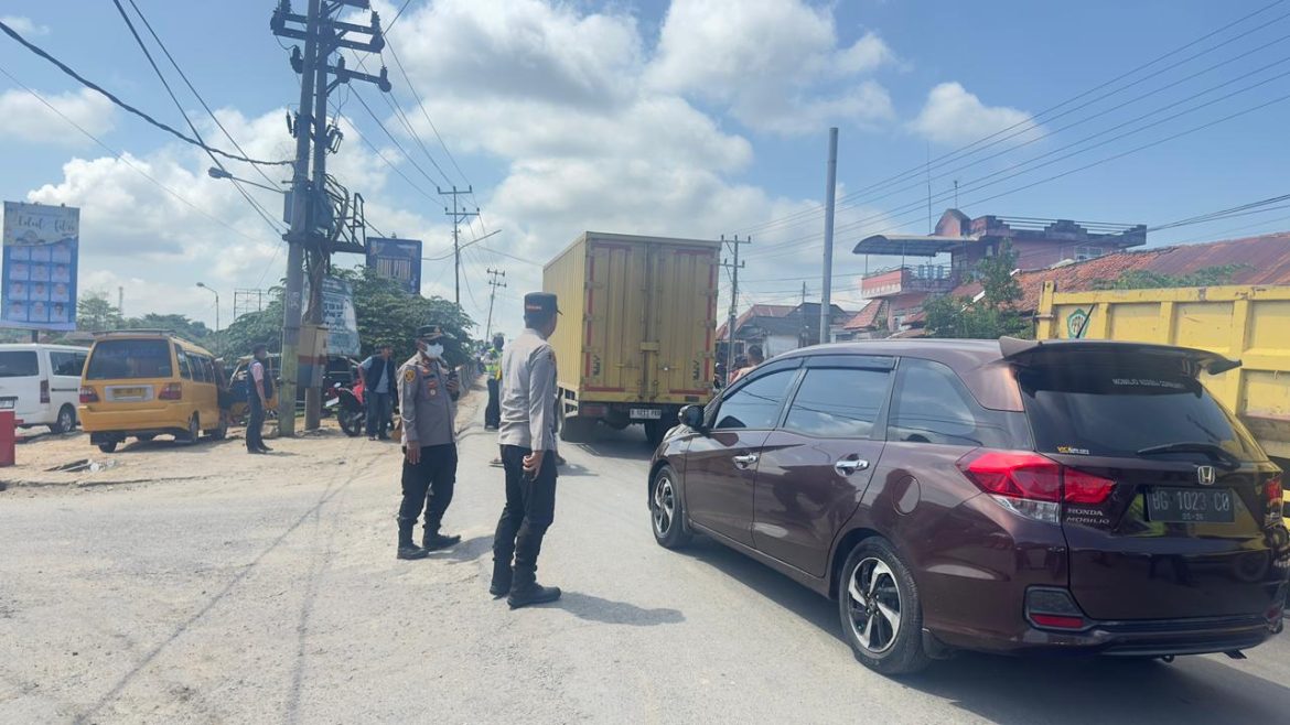Gerak Cepat Kapolres Ogan Ilir Bersama Personel Urai Kemacetan Arus Mudik Jelang Lebaran 1447 H