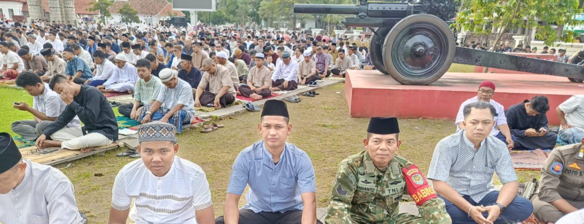 Danramil 1601/Indramayu Hadiri Sholat Idul Fitri Tingkat Kabupaten, Perkuat Kebersamaan di Hari Kemenangan