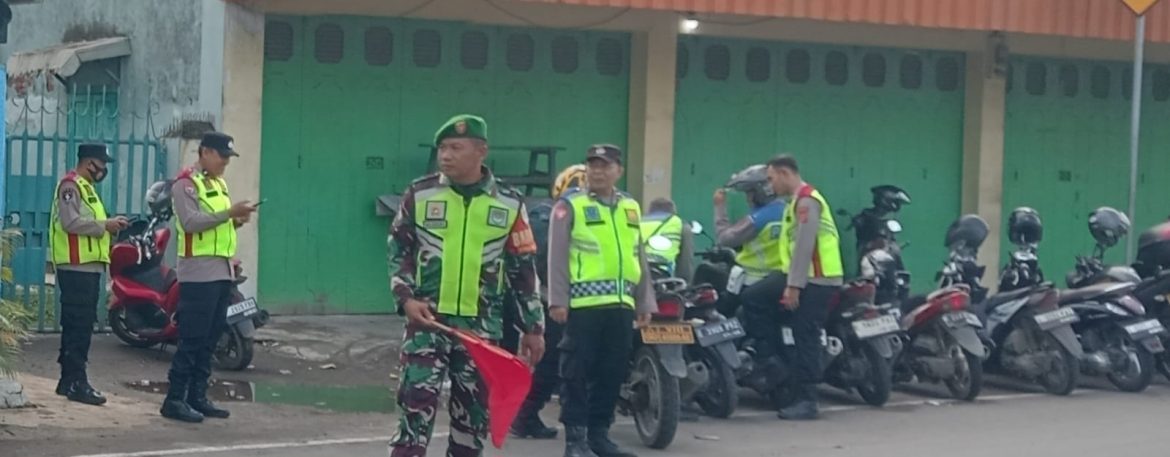 Personel Koramil 1608/Karangampel Laksanakan Pengamanan Operasi Ketupat Lodaya 2026 di Simpang Lampu Merah Karangampel