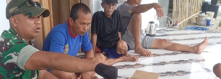 Babinsa Koramil 1608/Karangampel Komsos Bersama Tokoh Masyarakat dan Warga, Bahas Kondusivitas Wilayah Desa Dukuh Tengah