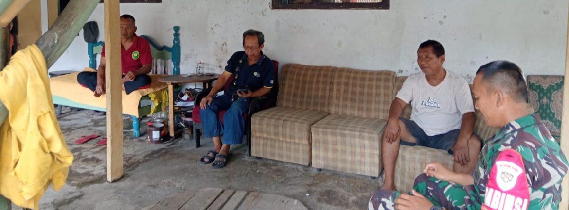 Babinsa Koramil 1601/Indramayu Komsos Bersama Warga Kepandean, Pererat Silaturahmi di Hari Raya Idul Fitri