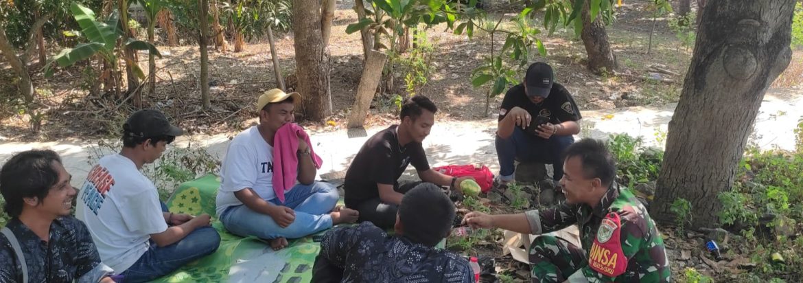 Babinsa Koramil 1605/Sukagumiwang Laksanakan Komsos Bersama Pamong dan Linmas Desa Kliwed