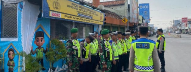 Personel Koramil 1608/Karangampel Laksanakan Pengamanan Operasi Ketupat Lodaya 2026 di Pertigaan Lampu Merah Karangampel