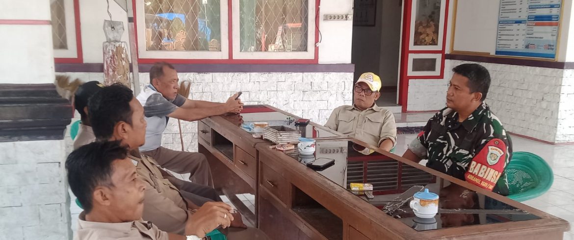 Anggota Koramil 1601 Indramayu Laksanakan Komsos Bersama Kuwu dan Warga Desa Telukagung, Tekankan Kamtibmas dan Kebersihan Lingkungan
