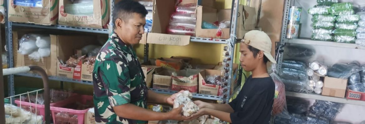 Anggota Koramil 1603/Lohbener Laksanakan Pemantauan Harga Sembako di Desa Lohbener