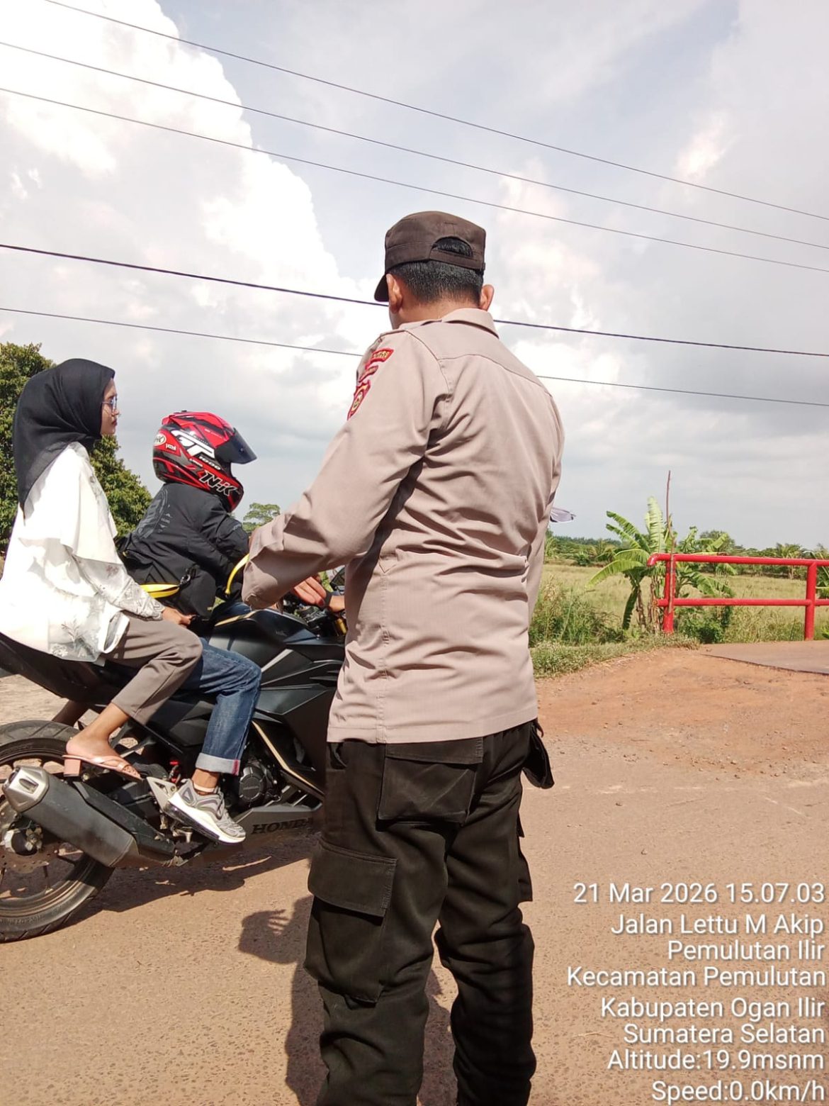 Sigap! Polsek Pemulutan Ogan Ilir Pastikan Keamanan Bagi Peziarah kubur , Lalin di TPU Talang Peramuan Tetap Lancar